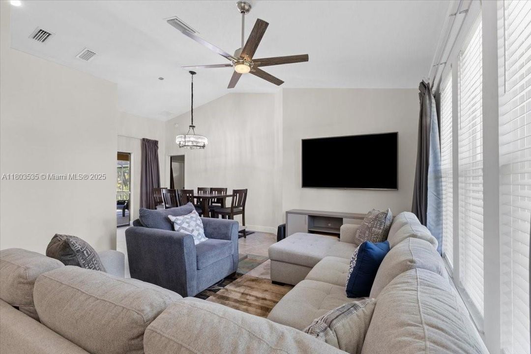 最近售出: $540,000 (3 贝兹, 2 浴室, 2134 平方英尺)