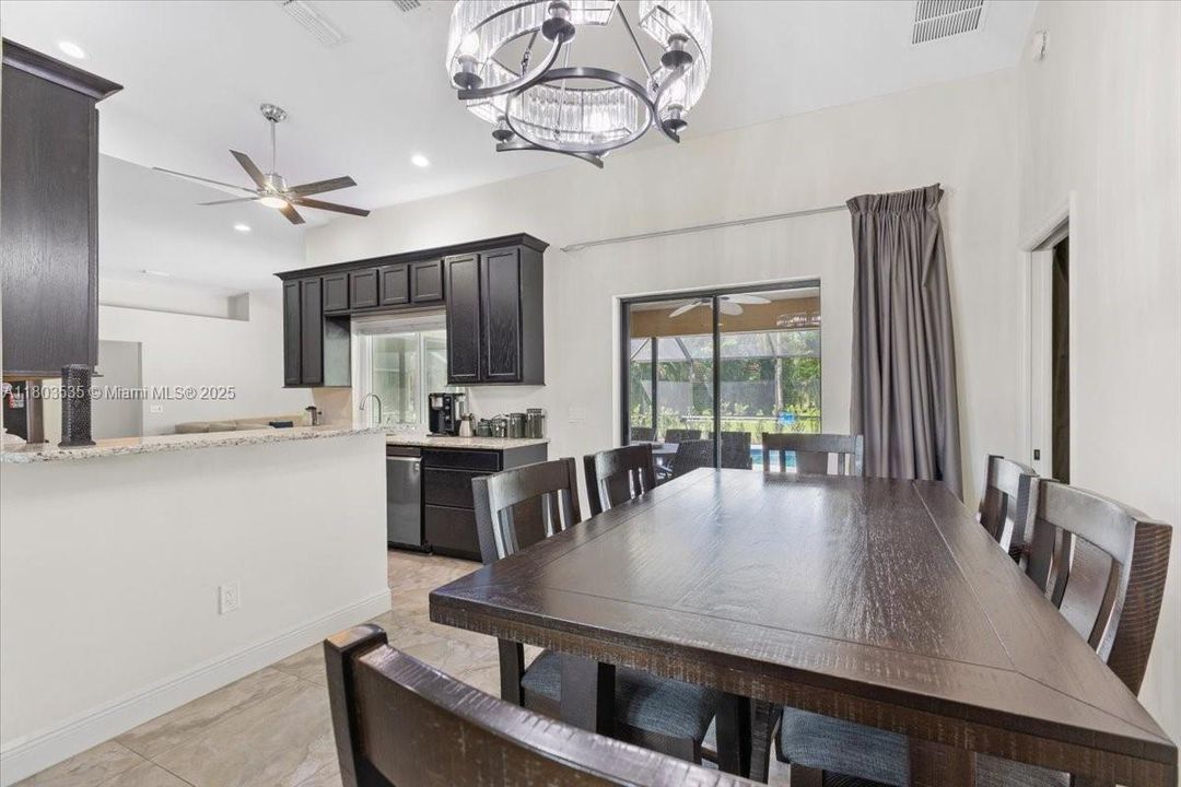 最近售出: $540,000 (3 贝兹, 2 浴室, 2134 平方英尺)