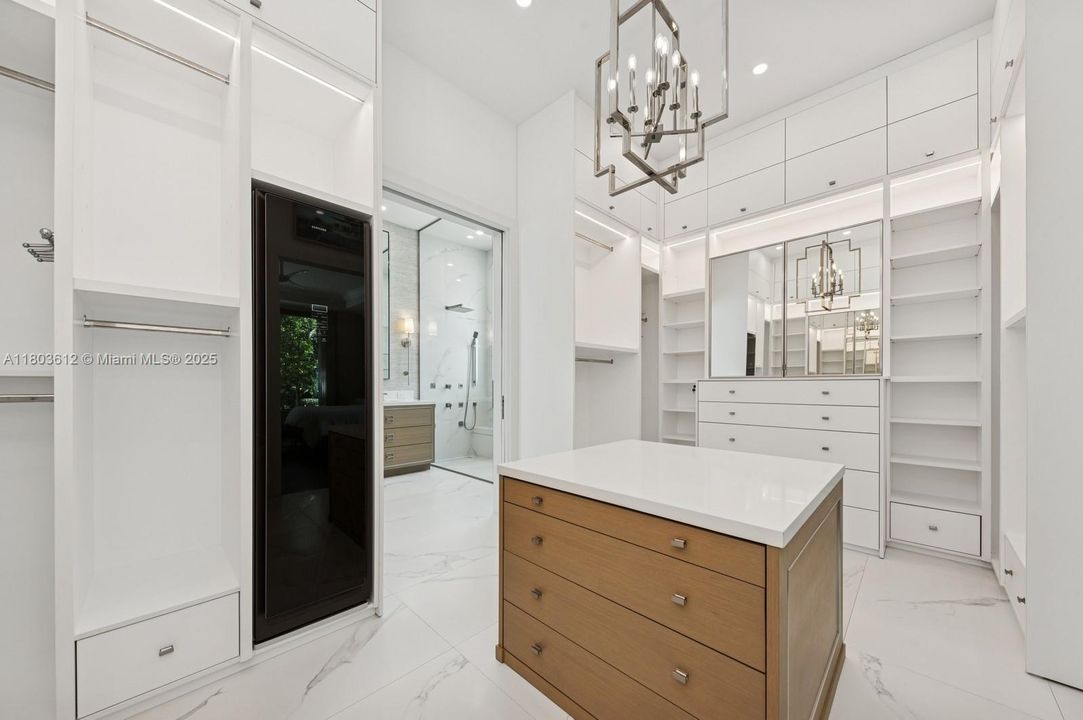 Недавно продано: $1,975,000 (5 спален, 3 ванн, 3876 Квадратных фут)