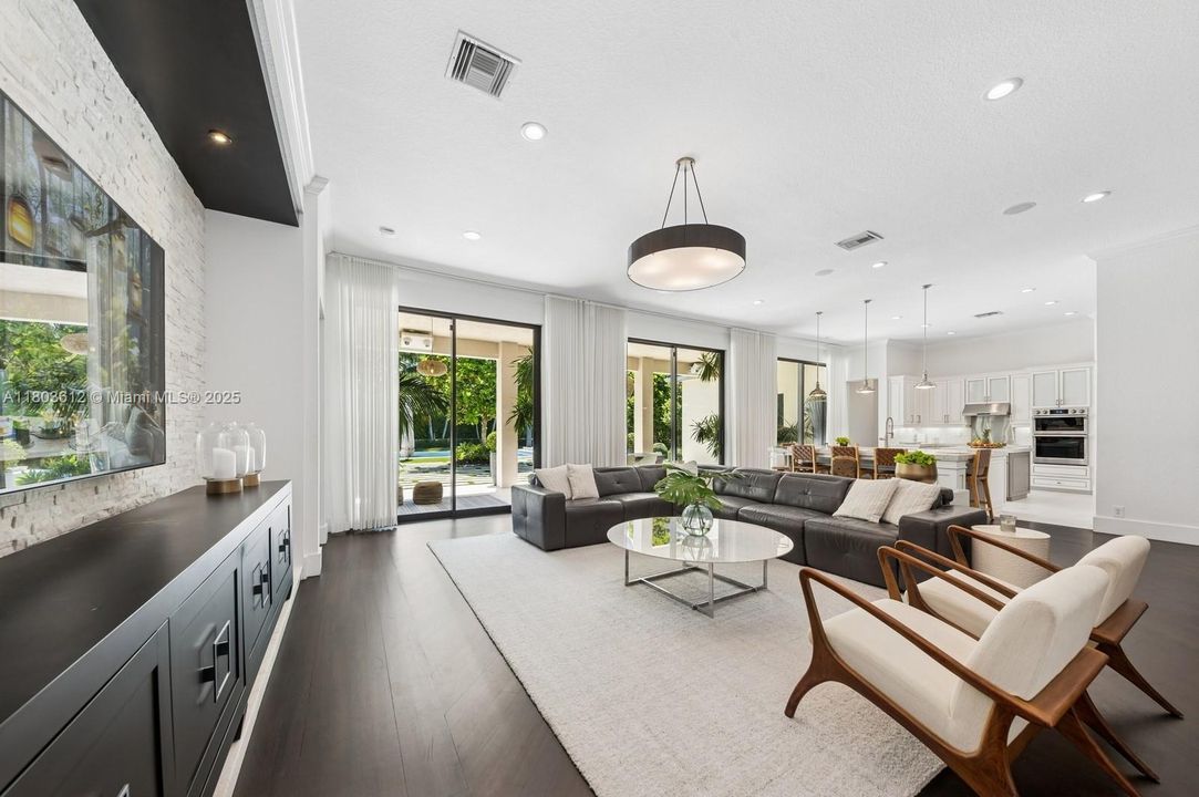 Недавно продано: $1,975,000 (5 спален, 3 ванн, 3876 Квадратных фут)