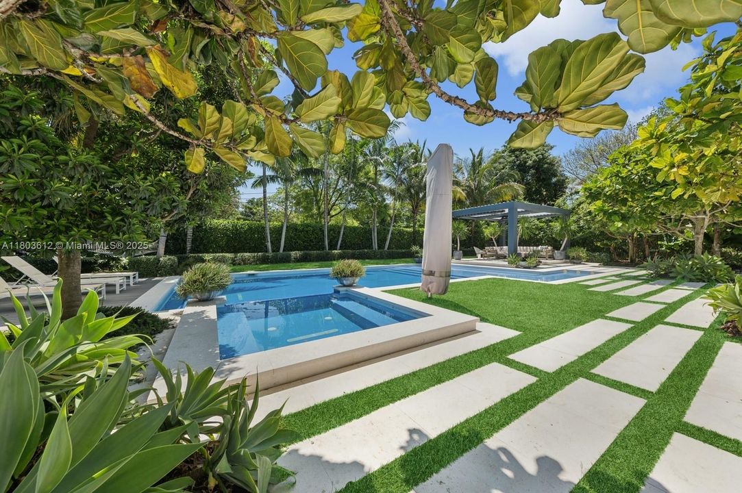 Недавно продано: $1,975,000 (5 спален, 3 ванн, 3876 Квадратных фут)