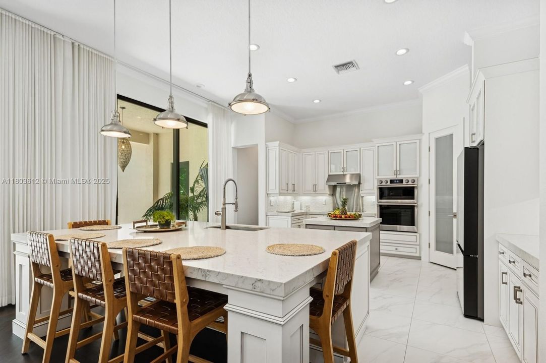 Недавно продано: $1,975,000 (5 спален, 3 ванн, 3876 Квадратных фут)