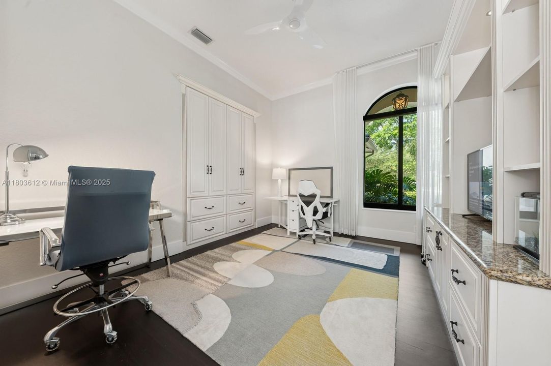 Недавно продано: $1,975,000 (5 спален, 3 ванн, 3876 Квадратных фут)