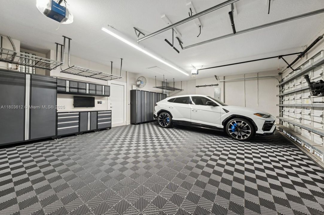 Недавно продано: $1,975,000 (5 спален, 3 ванн, 3876 Квадратных фут)