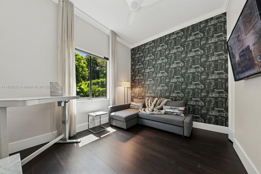 Недавно продано: $1,975,000 (5 спален, 3 ванн, 3876 Квадратных фут)