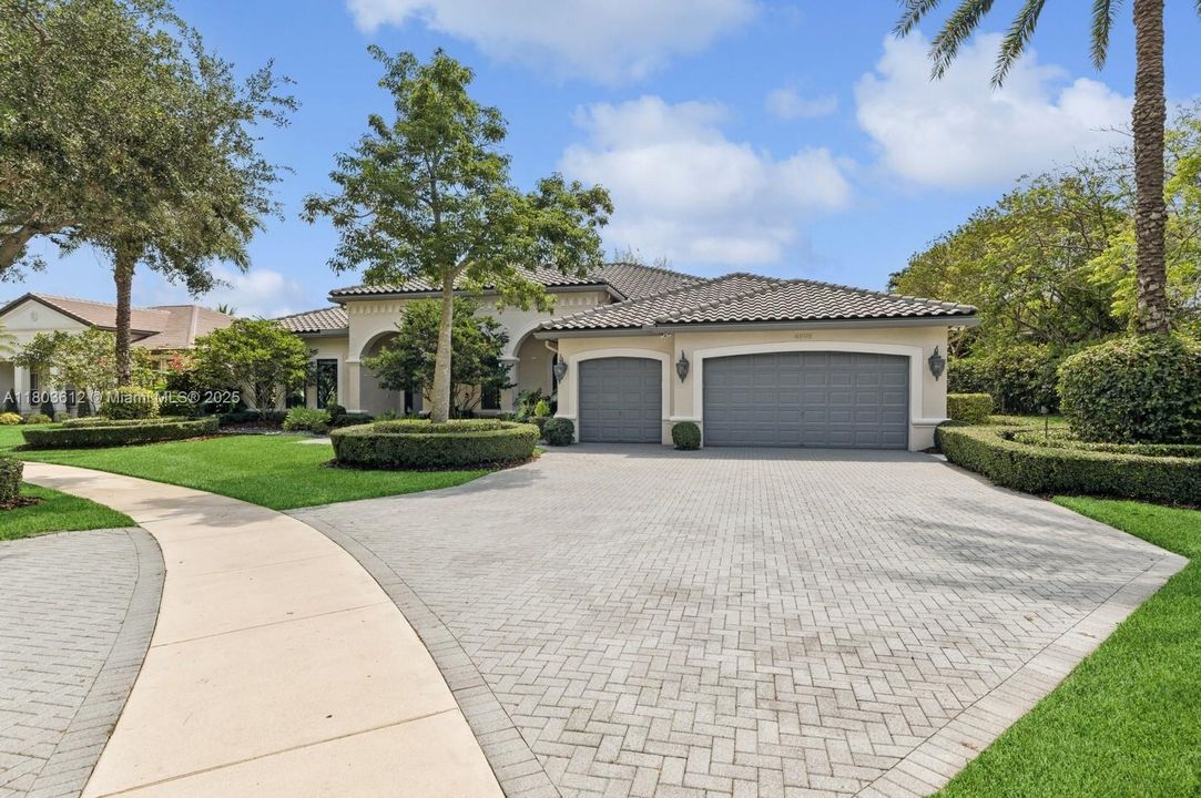 Недавно продано: $1,975,000 (5 спален, 3 ванн, 3876 Квадратных фут)