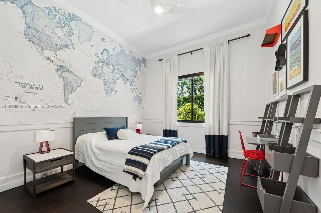 Недавно продано: $1,975,000 (5 спален, 3 ванн, 3876 Квадратных фут)