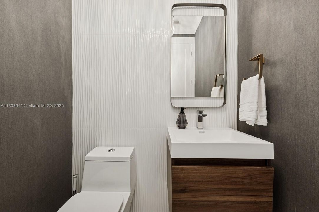 Недавно продано: $1,975,000 (5 спален, 3 ванн, 3876 Квадратных фут)