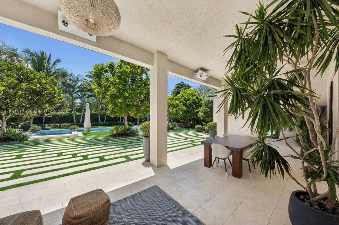 Недавно продано: $1,975,000 (5 спален, 3 ванн, 3876 Квадратных фут)