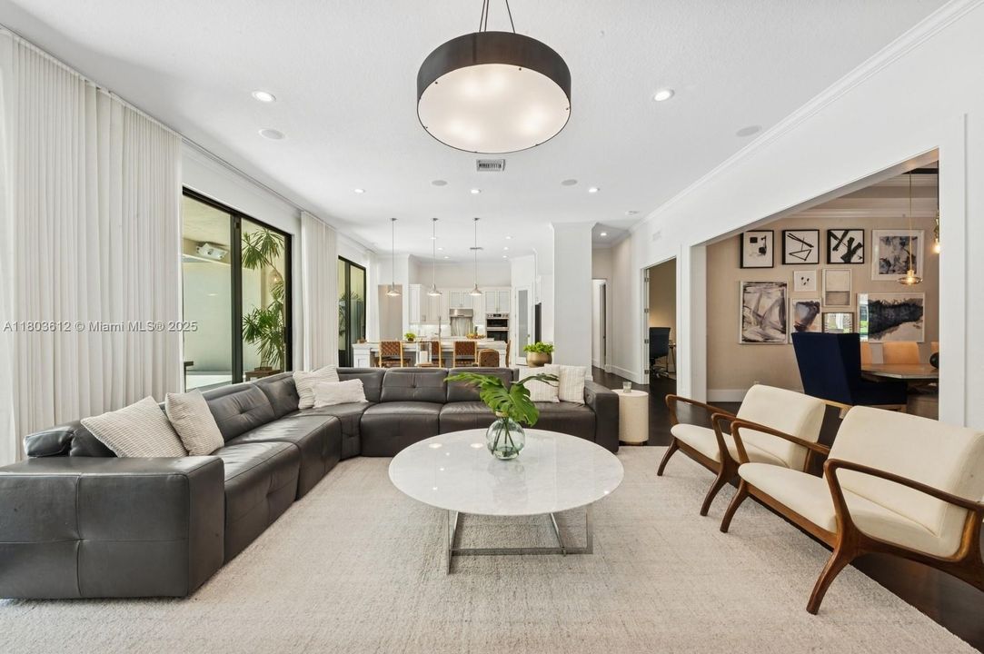 Недавно продано: $1,975,000 (5 спален, 3 ванн, 3876 Квадратных фут)