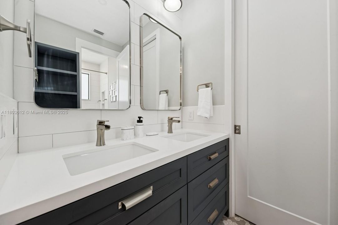 Недавно продано: $1,975,000 (5 спален, 3 ванн, 3876 Квадратных фут)