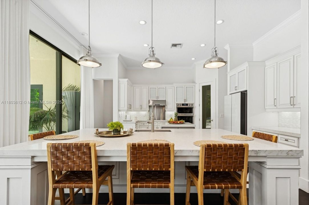 Недавно продано: $1,975,000 (5 спален, 3 ванн, 3876 Квадратных фут)