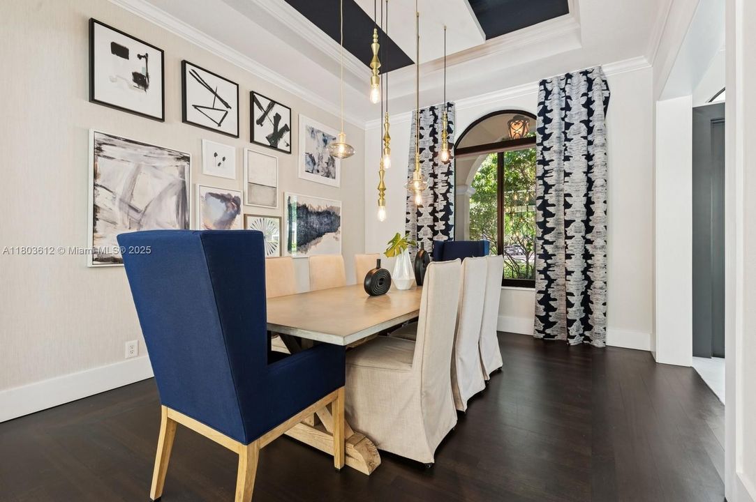 Недавно продано: $1,975,000 (5 спален, 3 ванн, 3876 Квадратных фут)