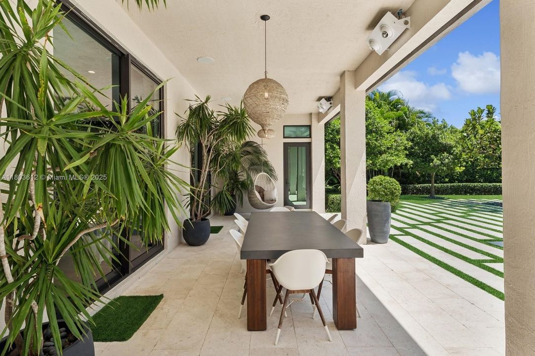 Недавно продано: $1,975,000 (5 спален, 3 ванн, 3876 Квадратных фут)