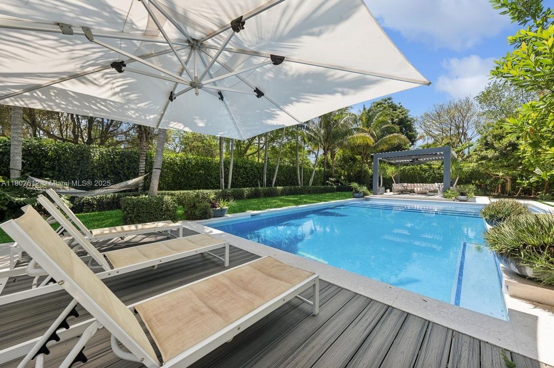 Недавно продано: $1,975,000 (5 спален, 3 ванн, 3876 Квадратных фут)