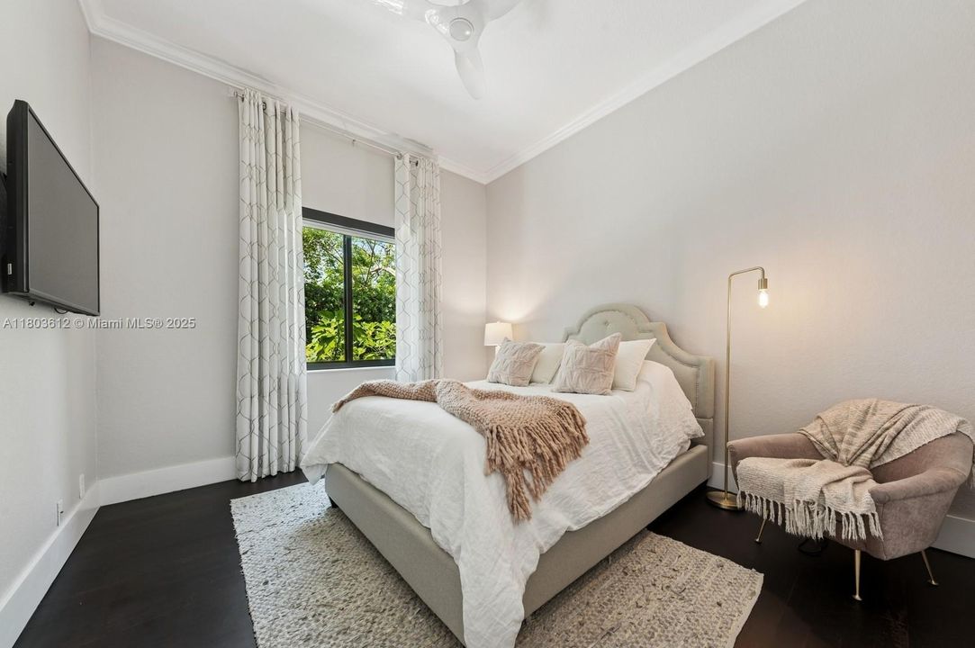 Недавно продано: $1,975,000 (5 спален, 3 ванн, 3876 Квадратных фут)