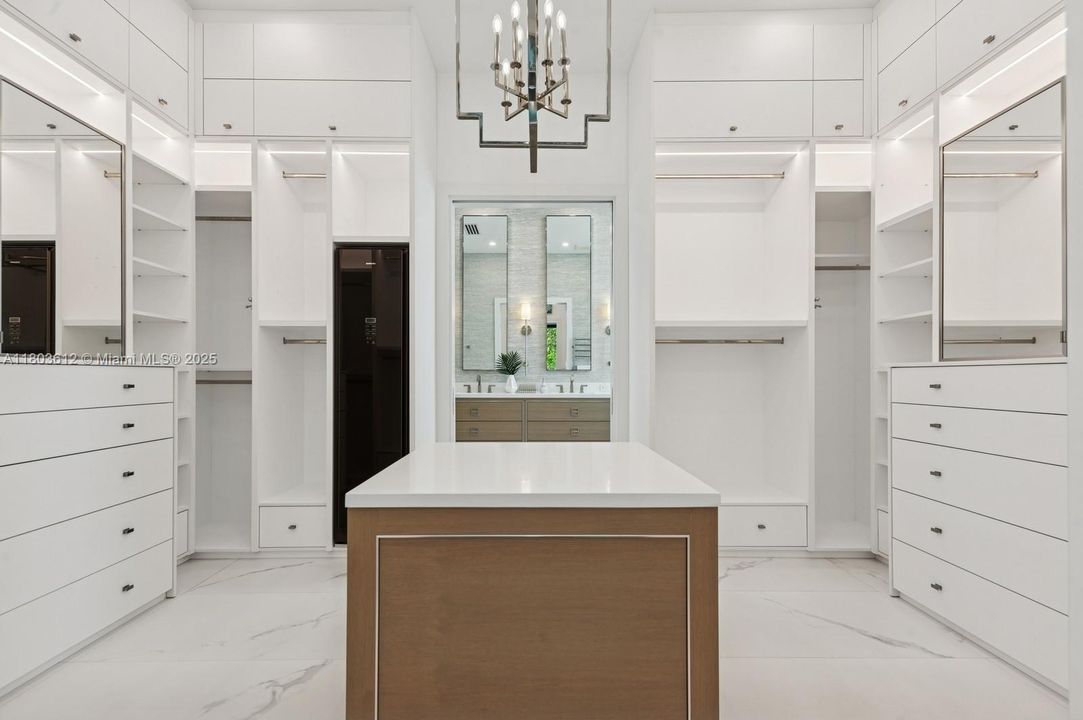 Недавно продано: $1,975,000 (5 спален, 3 ванн, 3876 Квадратных фут)