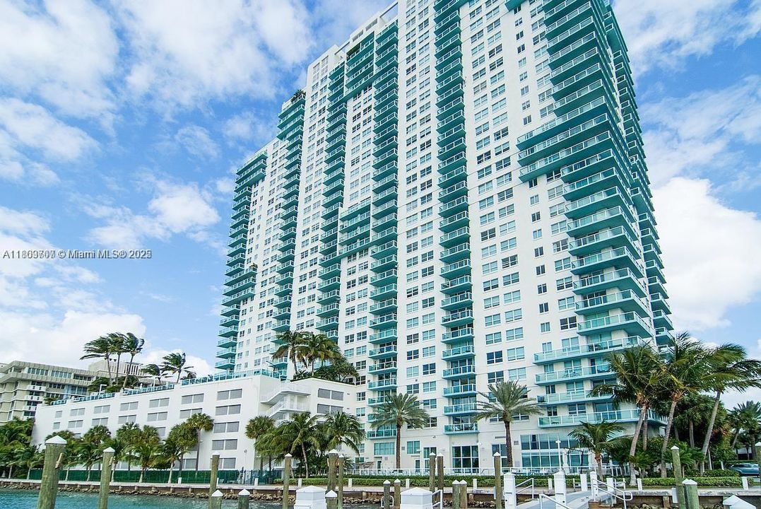 待售: $900,000 (2 贝兹, 2 浴室, 1078 平方英尺)