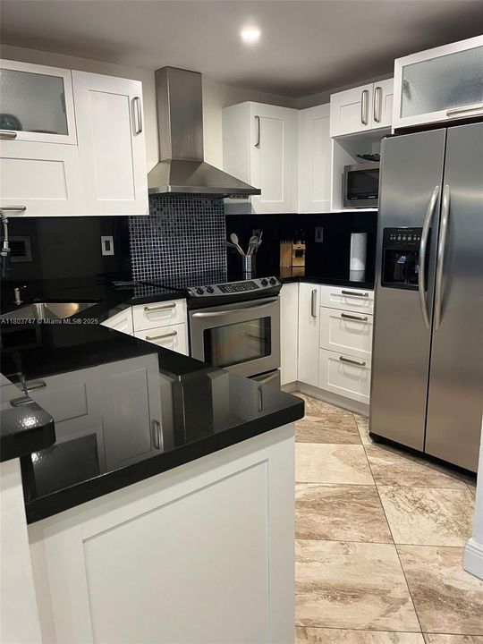 For Sale: $750,000 (1 beds, 1 baths, 760 Square Feet)