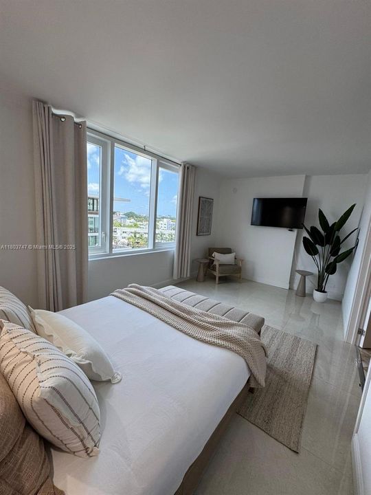 For Sale: $750,000 (1 beds, 1 baths, 760 Square Feet)
