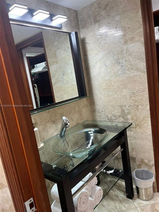 For Sale: $750,000 (1 beds, 1 baths, 760 Square Feet)