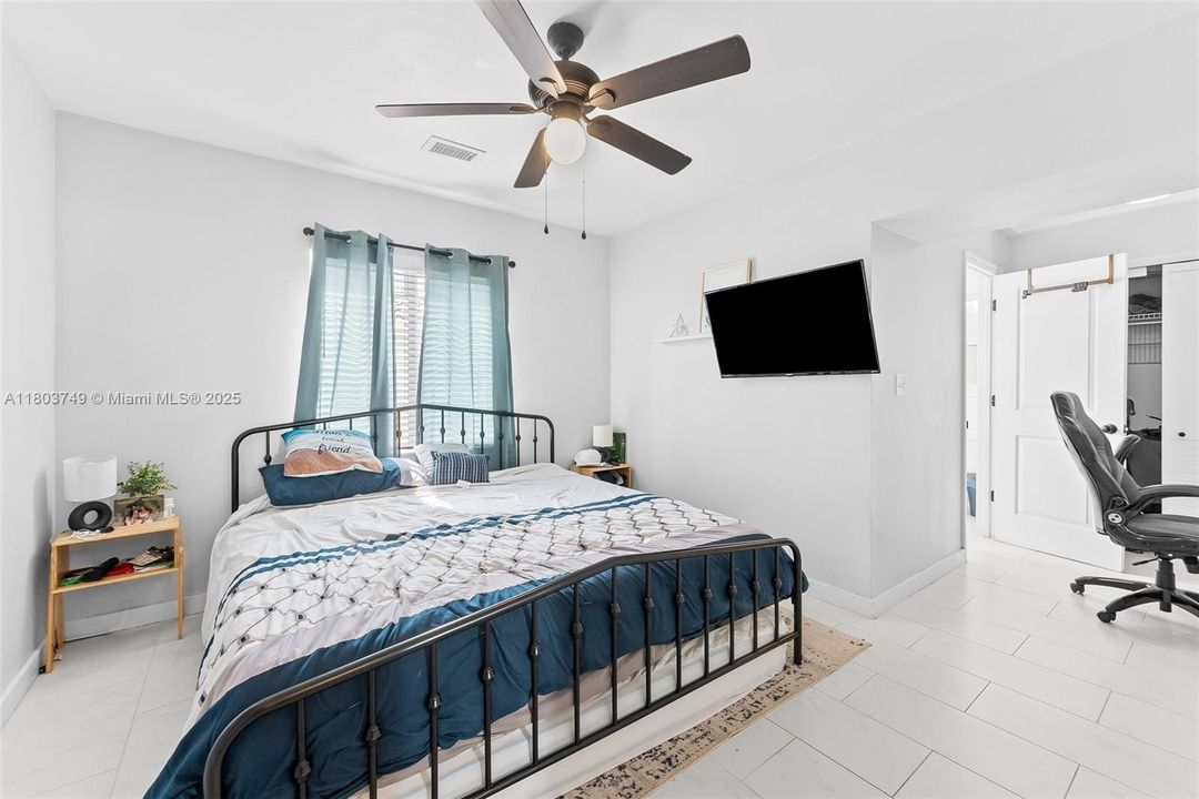 Recently Sold: $925,000 (3 beds, 3 baths, 1402 Square Feet)