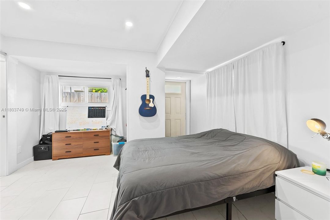 Recently Sold: $925,000 (3 beds, 3 baths, 1402 Square Feet)