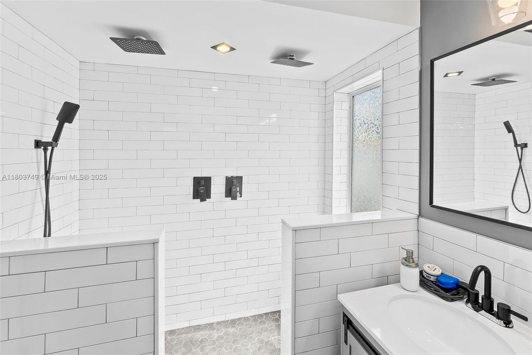 Recently Sold: $925,000 (3 beds, 3 baths, 1402 Square Feet)