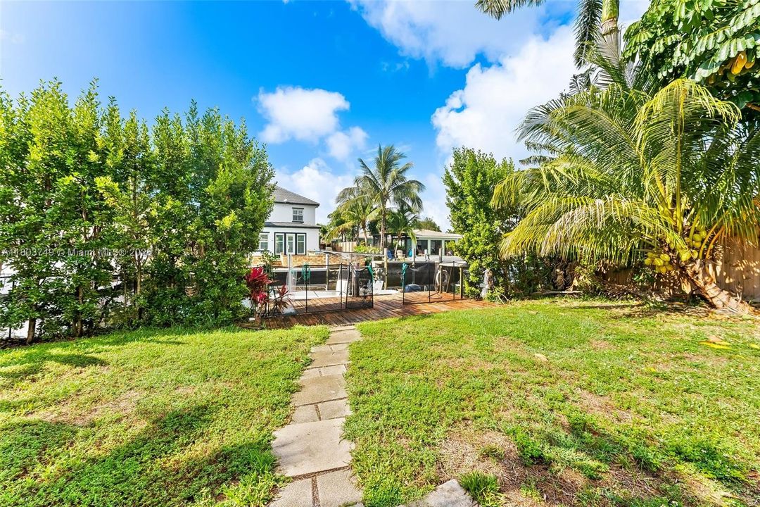 Recently Sold: $925,000 (3 beds, 3 baths, 1402 Square Feet)