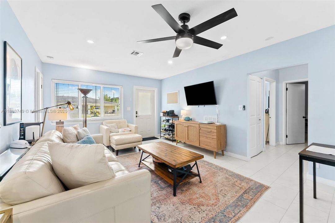 Recently Sold: $925,000 (3 beds, 3 baths, 1402 Square Feet)