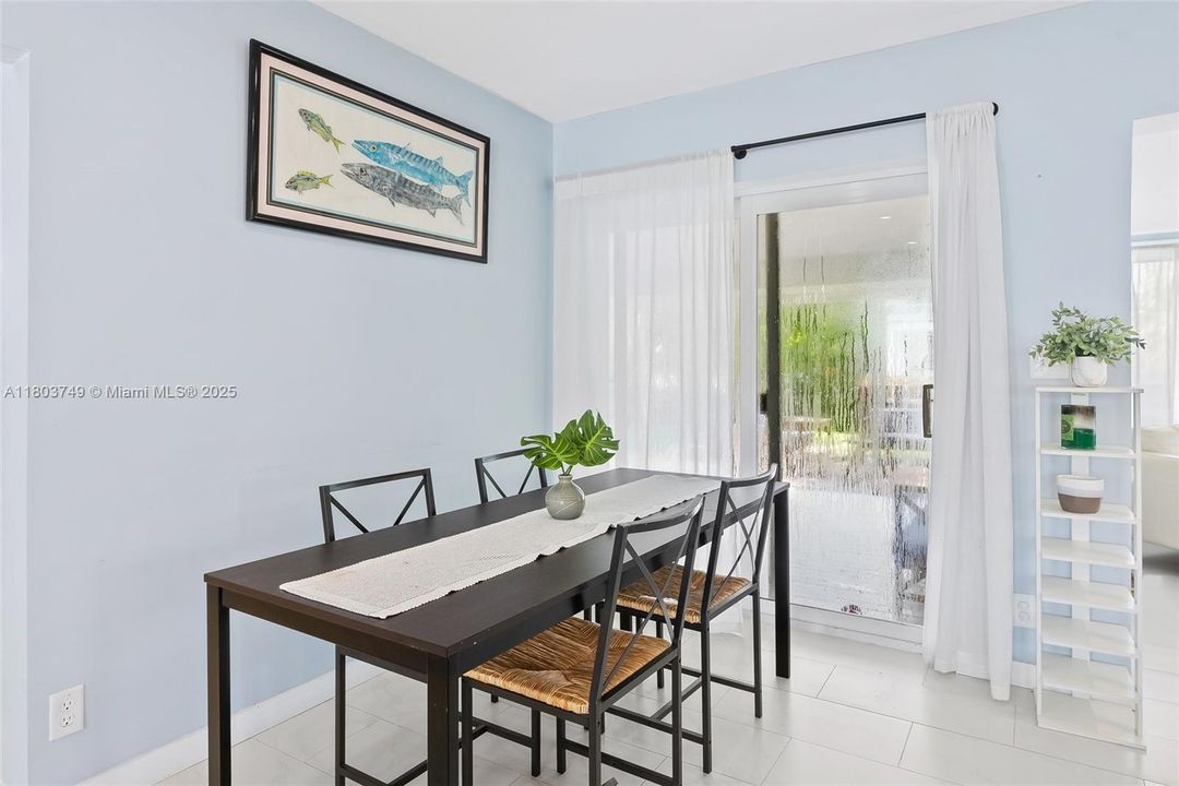 Recently Sold: $925,000 (3 beds, 3 baths, 1402 Square Feet)