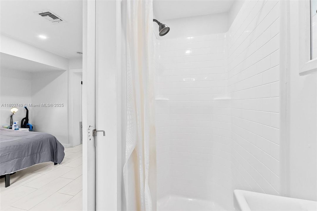 Recently Sold: $925,000 (3 beds, 3 baths, 1402 Square Feet)