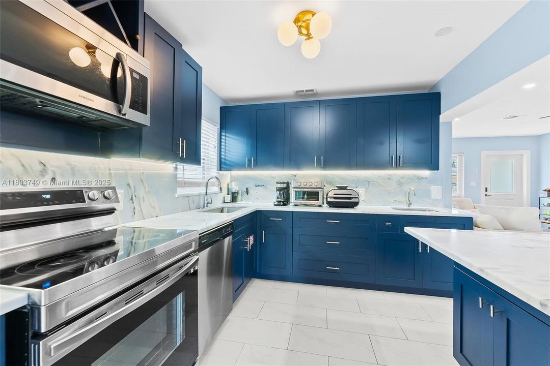 Recently Sold: $925,000 (3 beds, 3 baths, 1402 Square Feet)