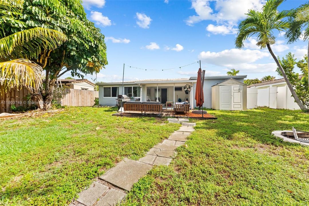 Recently Sold: $925,000 (3 beds, 3 baths, 1402 Square Feet)