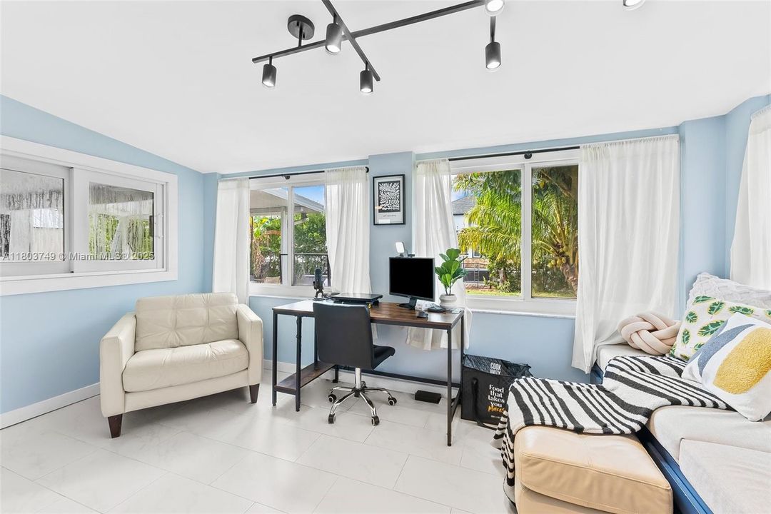 Recently Sold: $925,000 (3 beds, 3 baths, 1402 Square Feet)
