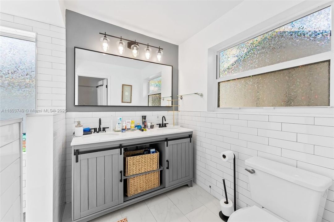 Recently Sold: $925,000 (3 beds, 3 baths, 1402 Square Feet)