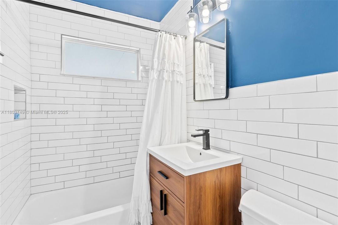 Recently Sold: $925,000 (3 beds, 3 baths, 1402 Square Feet)