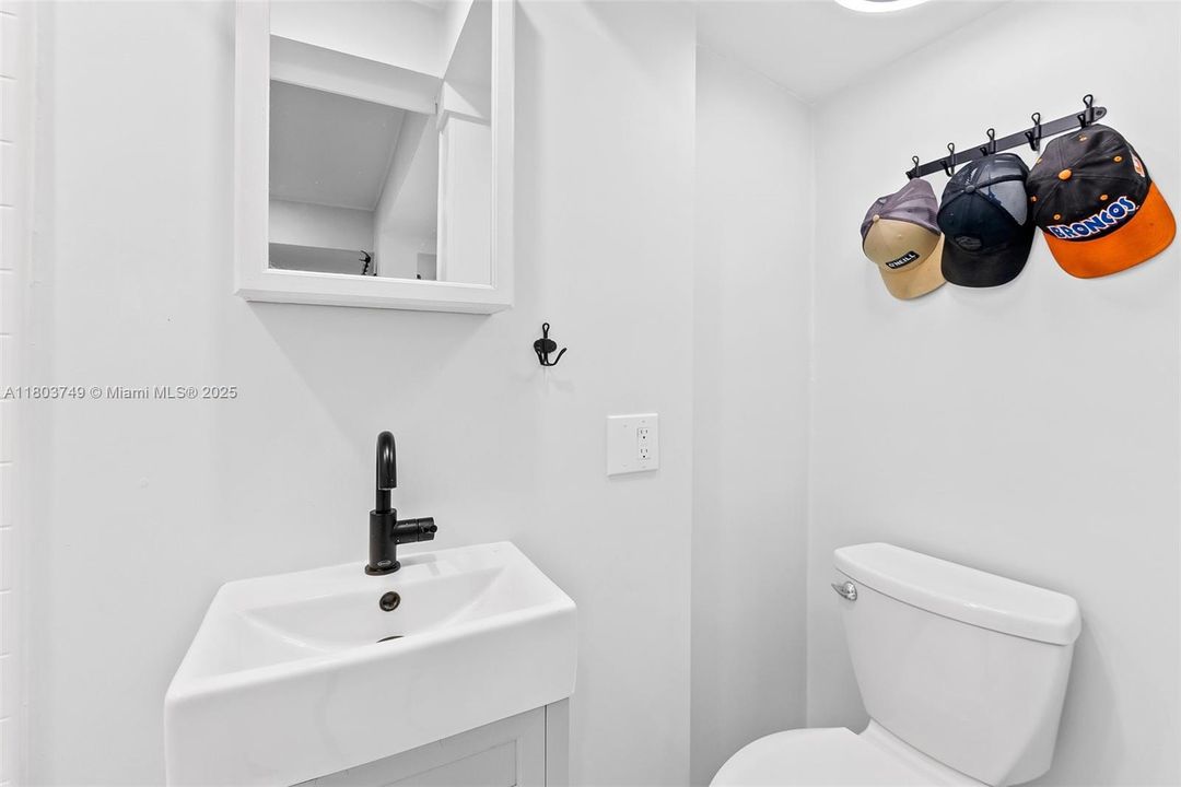 Recently Sold: $925,000 (3 beds, 3 baths, 1402 Square Feet)