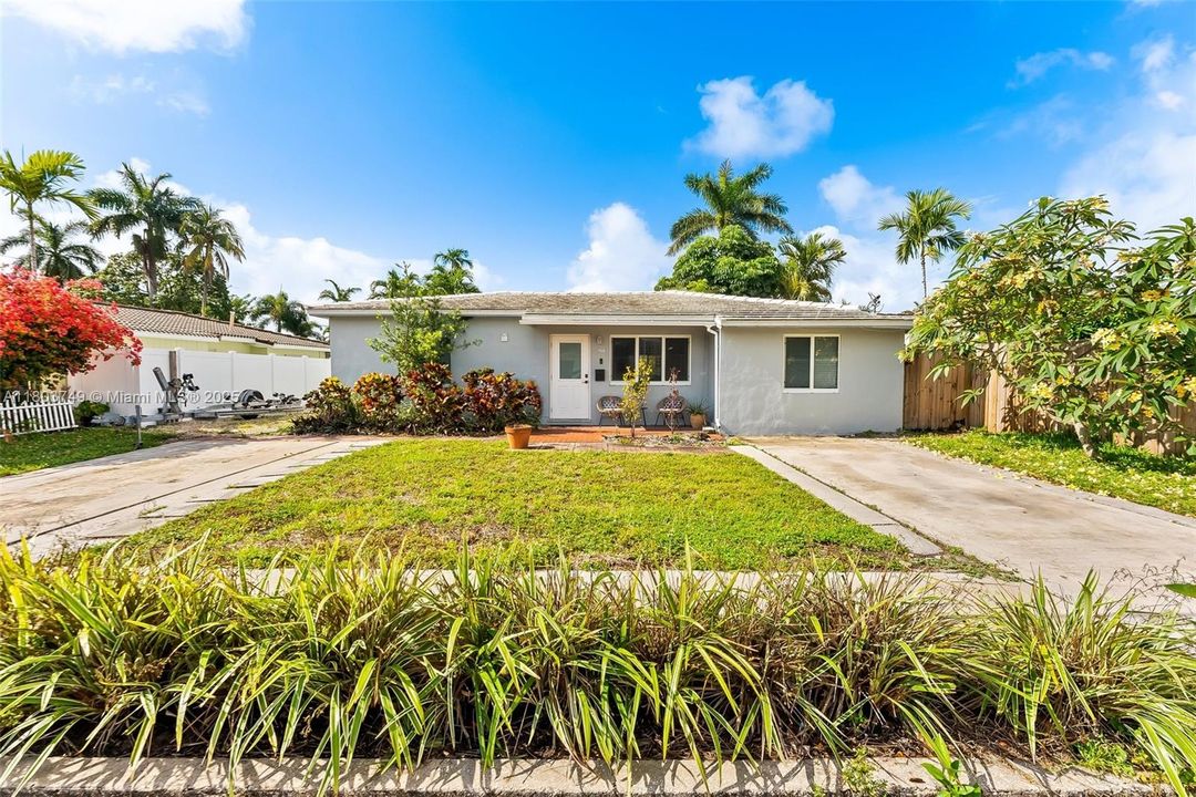 Recently Sold: $925,000 (3 beds, 3 baths, 1402 Square Feet)