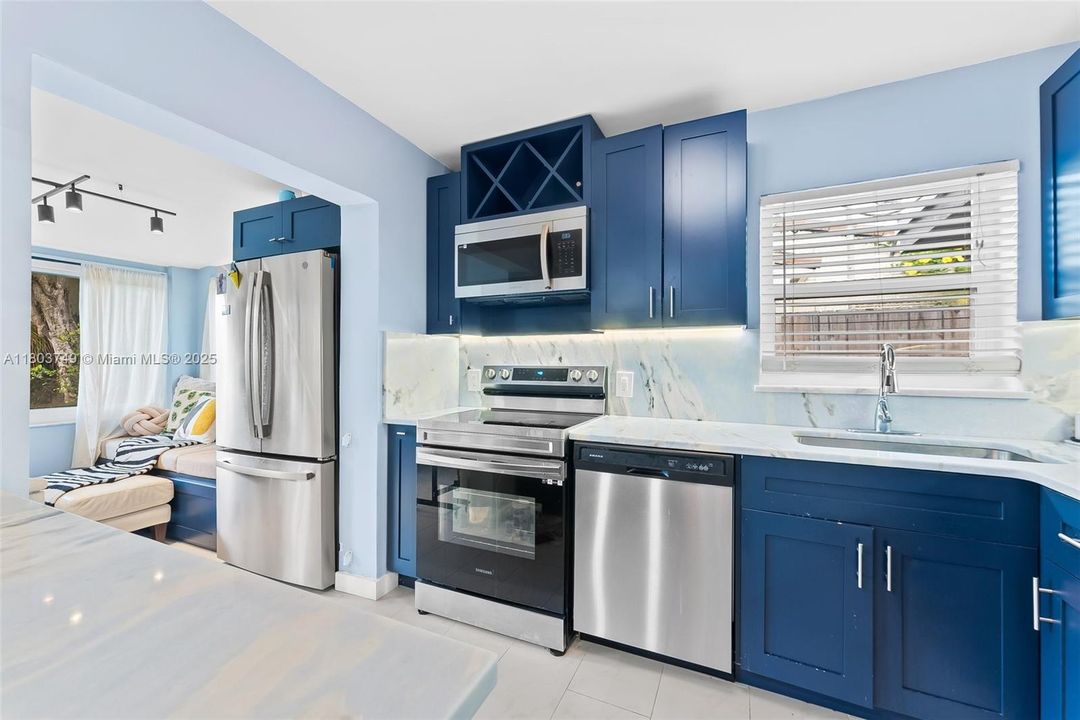 Recently Sold: $925,000 (3 beds, 3 baths, 1402 Square Feet)