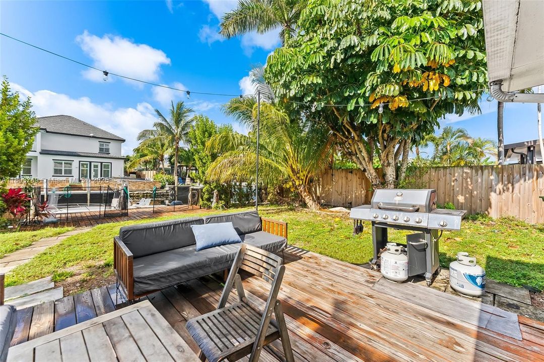 Recently Sold: $925,000 (3 beds, 3 baths, 1402 Square Feet)