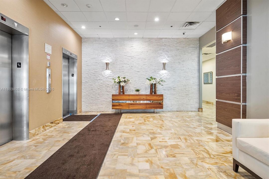 For Sale: $599,999 (1 beds, 1 baths, 929 Square Feet)