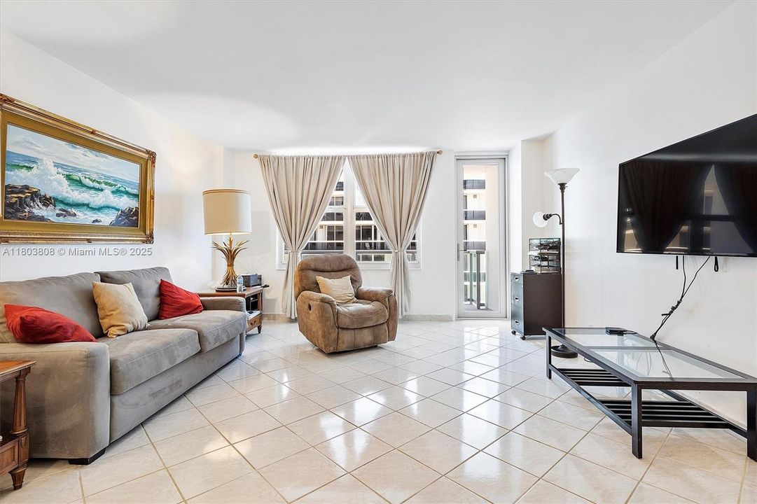 For Sale: $599,999 (1 beds, 1 baths, 929 Square Feet)