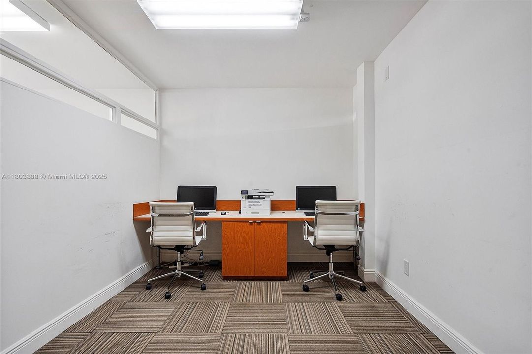 For Sale: $599,999 (1 beds, 1 baths, 929 Square Feet)