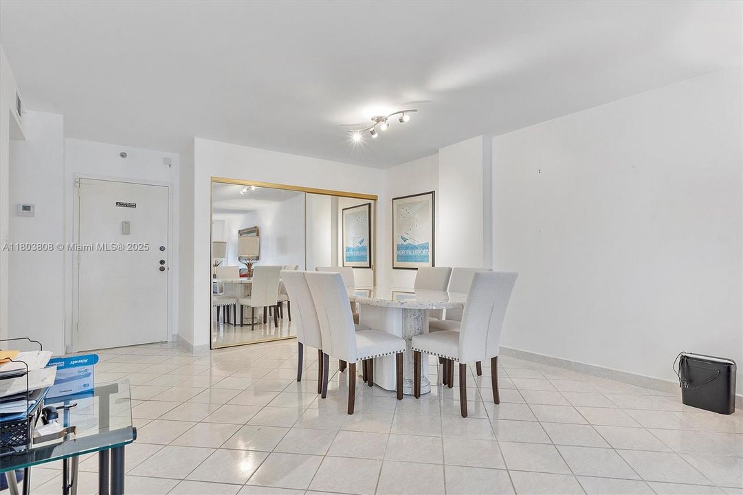 For Sale: $599,999 (1 beds, 1 baths, 929 Square Feet)