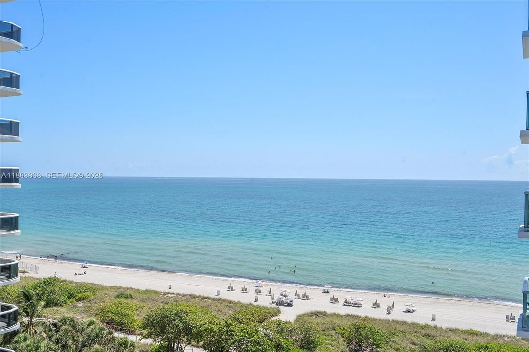 For Sale: $575,000 (1 beds, 1 baths, 929 Square Feet)