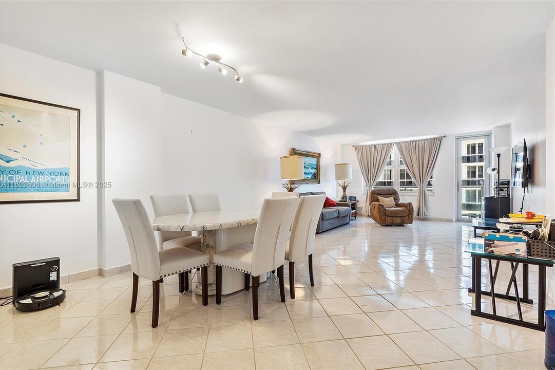 For Sale: $599,999 (1 beds, 1 baths, 929 Square Feet)