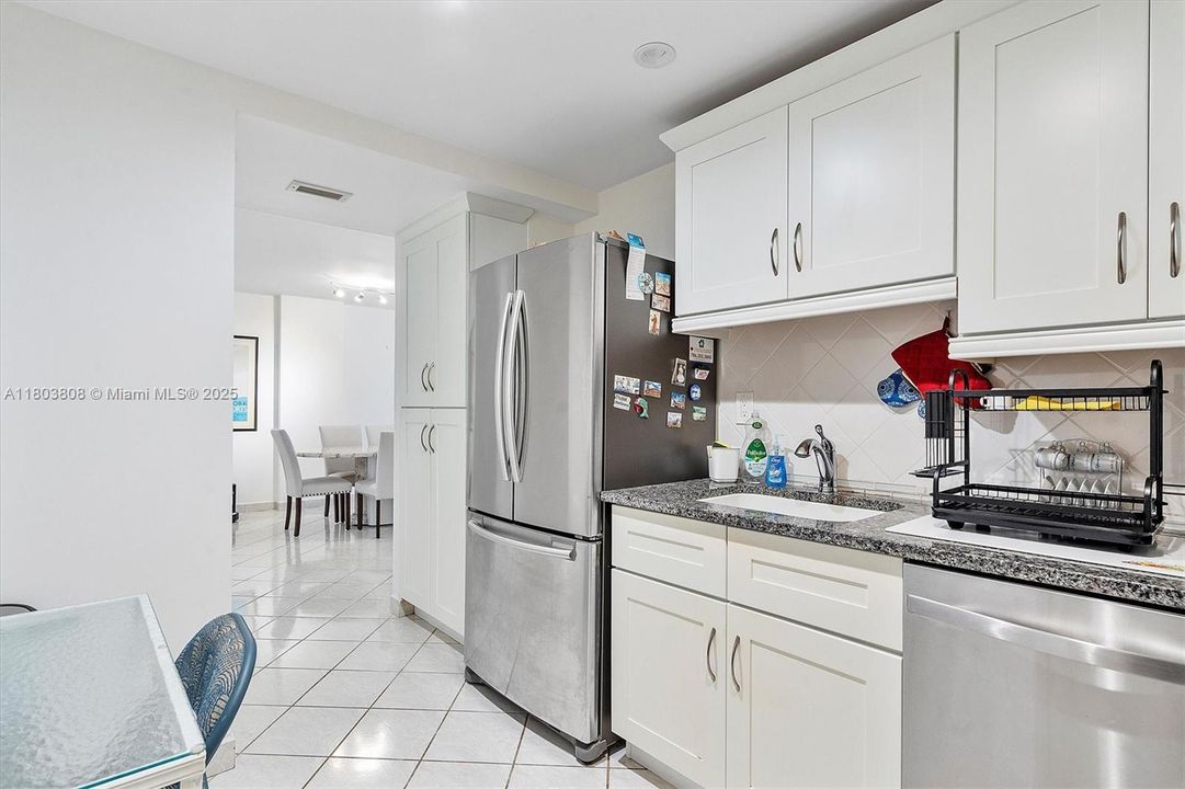 For Sale: $599,999 (1 beds, 1 baths, 929 Square Feet)
