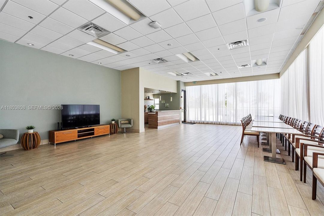 For Sale: $575,000 (1 beds, 1 baths, 929 Square Feet)