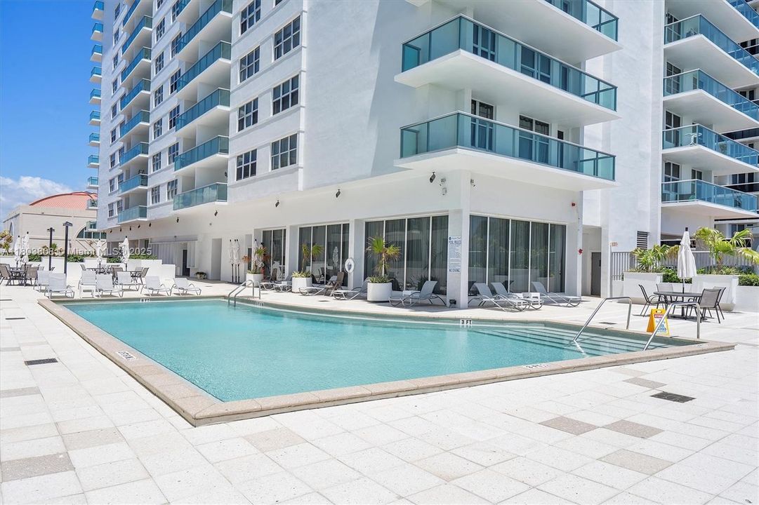 For Sale: $599,999 (1 beds, 1 baths, 929 Square Feet)